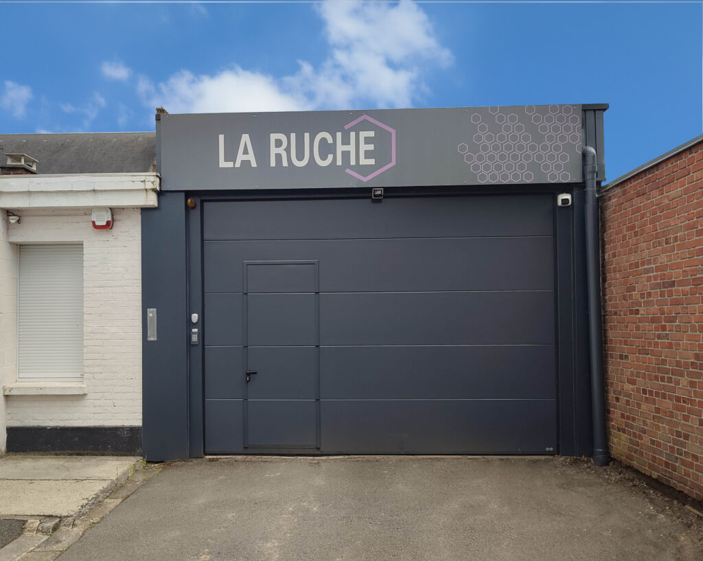 Façade de La Ruche, location de box et bureaux à Croix